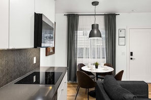 Réfrigérateur, micro-ondes, plaque de cuisson, lave-vaisselle