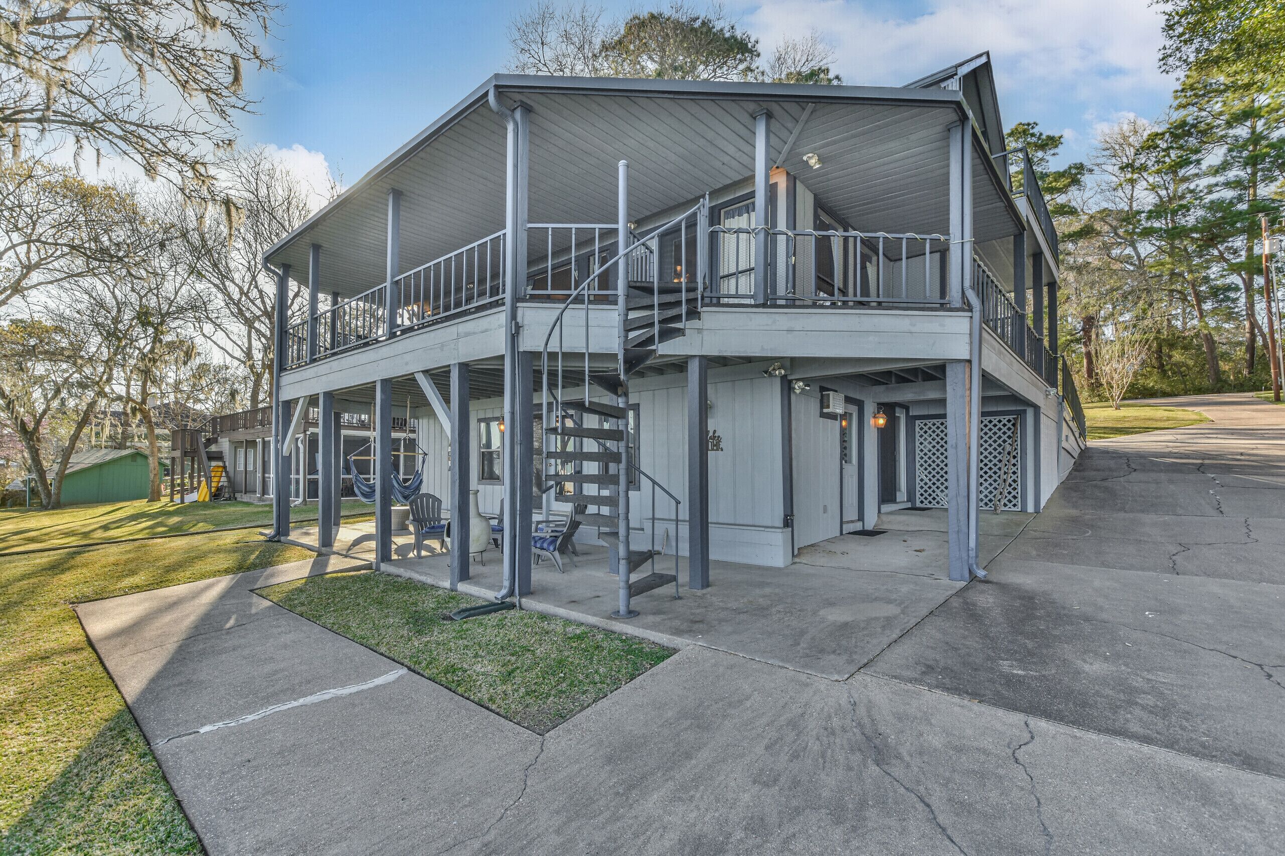 Lakeside Gathering Place with Panoramic Views! Lake fun and fishing!