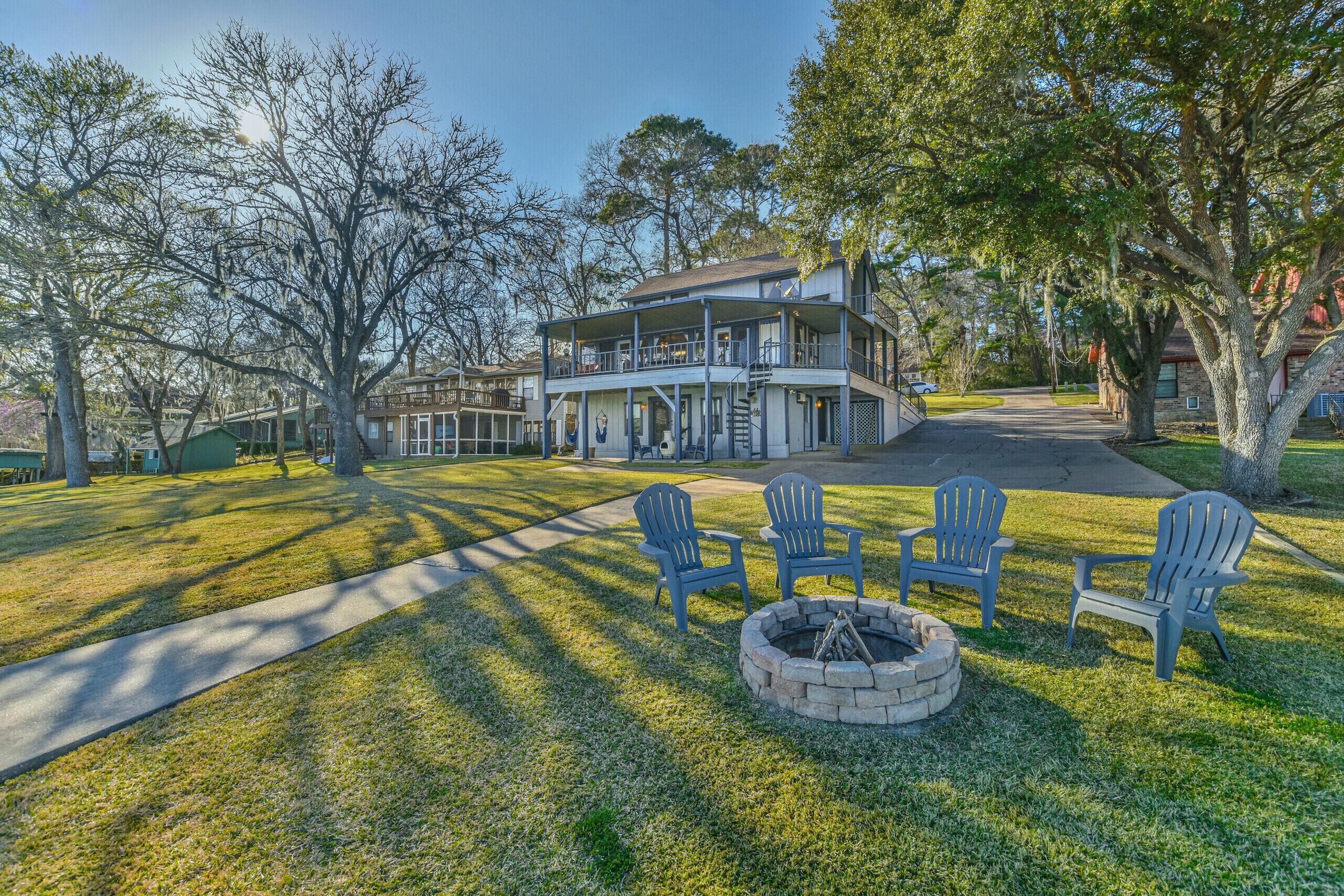 Lakeside Gathering Place with Panoramic Views! Lake fun and fishing!