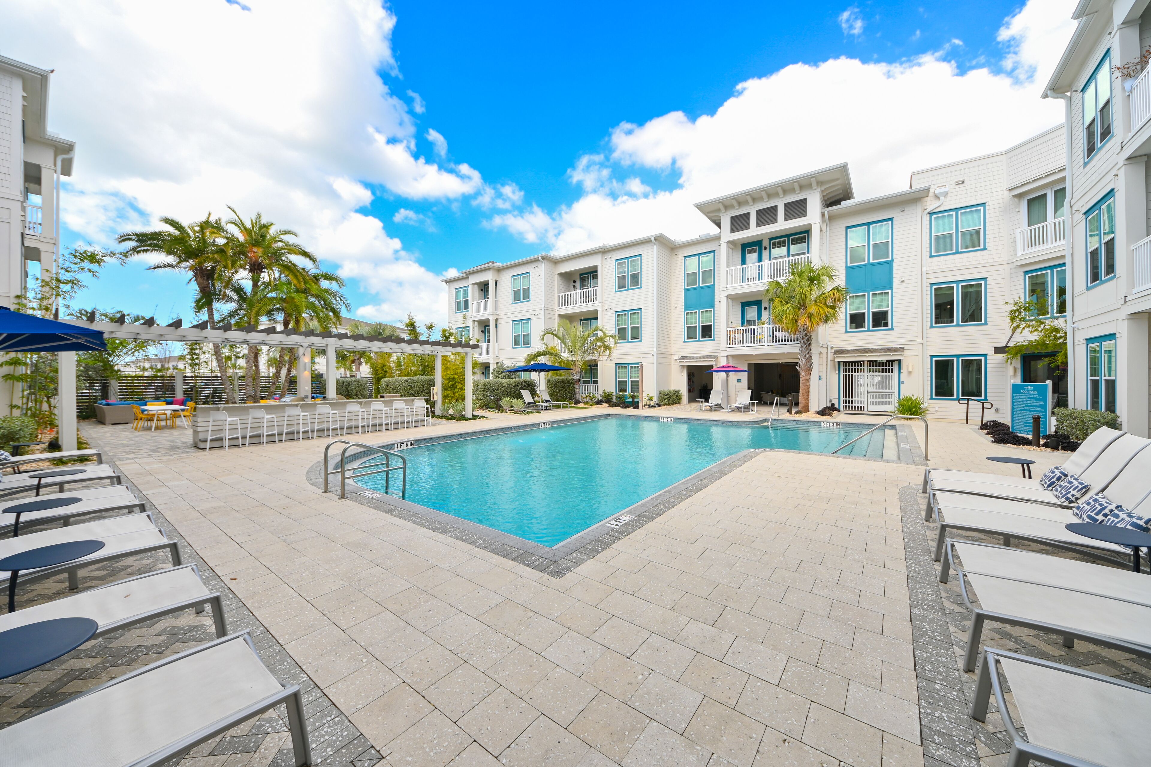 *NEW* Exquisite 1 bed unit w pool 10 min to beach