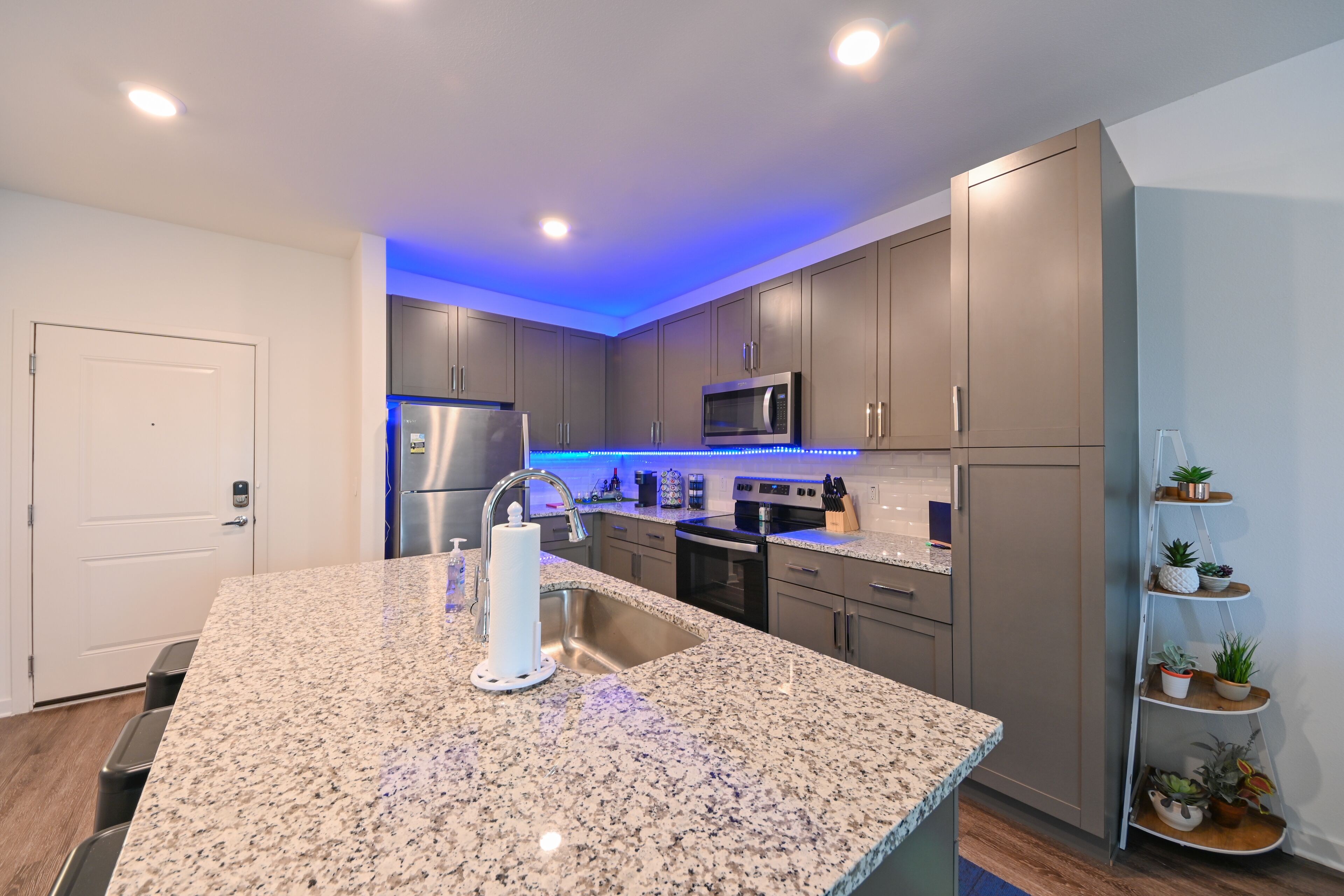 *NEW* Exquisite 1 bed unit w pool 10 min to beach