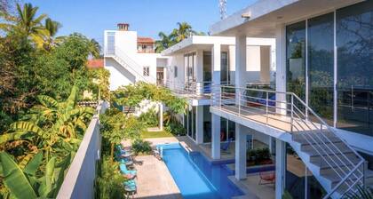 Golden Zone Hideaway: 2min to Beach w Pool & Patio