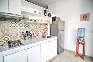 Kühlschrank, Mikrowelle, Herdplatte, Wasserkocher mit Kaffee-/Teezubehör