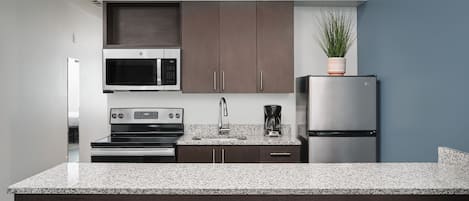 Full-size fridge, microwave, oven, stovetop