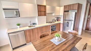 Geladeira, micro-ondas, fogão, cooktop