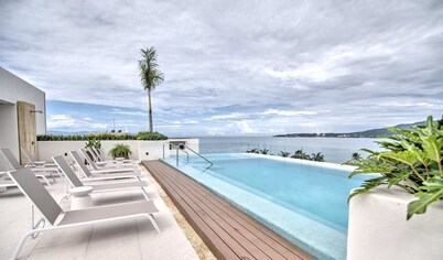 Pavilion 402: 2BR Golden Zone - 1 Block to Beach
