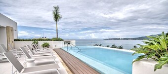 Pavilion 402: 2BR Golden Zone - 1 Block to Beach
