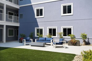 Courtyard view - stayAPT Suites Montgomery (Montgomery)