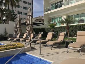 An infinity pool - NOVA: Beachfront 2BR w Office & Panoramic Views (Bucerías)