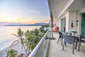 Outdoor dining - Beachfront 2BR w Office & Panoramic Views: Nova105 (Bucerías)