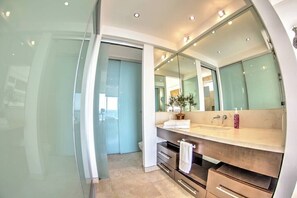 Shower, hair dryer, towels, shampoo - Beachfront 2BR w Office & Panoramic Views: Nova105 (Bucerías)