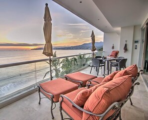 Terrace/patio - Beachfront 2BR w Office & Panoramic Views: Nova105 (Bucerías)