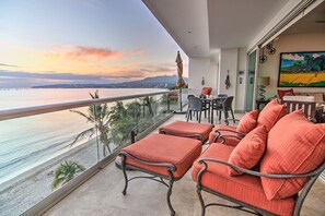Outdoor dining - NOVA: Beachfront 2BR w Office & Panoramic Views (Bucerías)