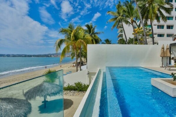 Piscine à débordement