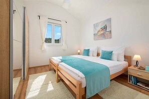 4 bedrooms, iron/ironing board, free WiFi, bed sheets