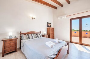 4 bedrooms, in-room safe, travel cot, free WiFi