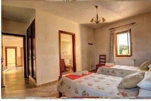 4 bedrooms, in-room safe, travel cot, free WiFi