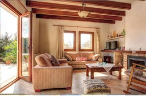 Smart TV, fireplace