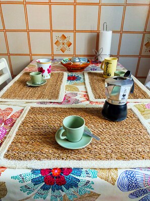 Frigorifero, forno, piano cottura, macchina per tè/caffè