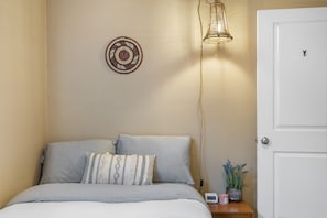 3 habitaciones, escritorio y tabla de planchar con plancha 
