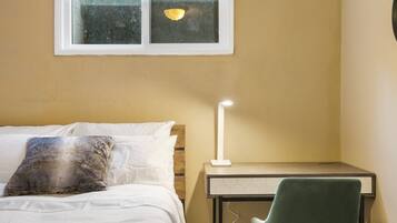 3 bedrooms, desk, iron/ironing board, travel crib