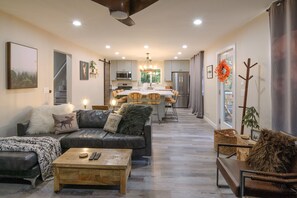 Smart-TV, Kamin, DVD-Player, Bücher