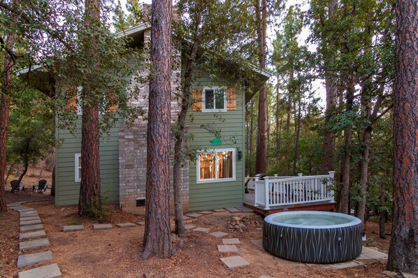 Outdoor spa tub