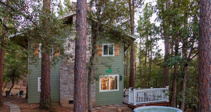 ♨ Acre Retreat w/ HotTub ♨ Secluded in the National Forest ♨ 9mi to downtown ♨