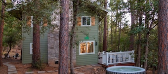 ♨ Acre Retreat w/ HotTub ♨ Secluded in the National Forest ♨ 9mi to downtown ♨