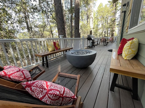 ♨ Acre Retreat w/ HotTub ♨ Secluded in the National Forest ♨ 9mi to downtown ♨