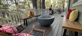 ♨ Acre Retreat w/ HotTub ♨ Secluded in the National Forest ♨ 9mi to downtown ♨
