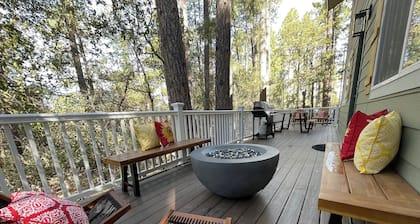 ♨ Acre Retreat w/ HotTub ♨ Secluded in the National Forest ♨ 9mi to downtown ♨