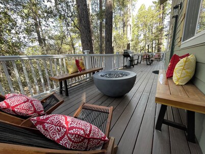♨ Acre Retreat w/ HotTub ♨ Secluded in the National Forest ♨ 9mi to downtown ♨