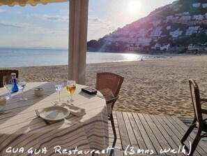Outdoor dining - Roses with sea views, Canyelles Brava beach, AV-10 (Rosas / Roses)