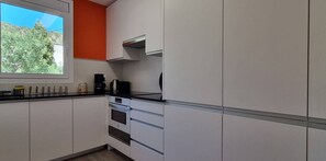 Frigorífic, microones, forn i placa de cuina