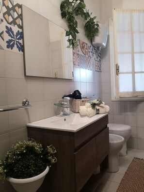 Een bad, een bubbelbad, een haardroger, een bidet