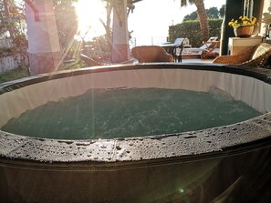 Bañera de hidromasaje al aire libre