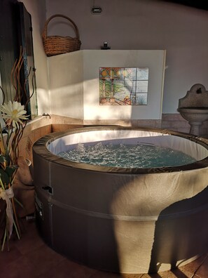 Bañera de hidromasaje cubierta