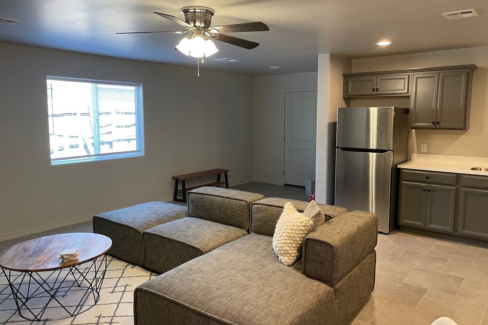 “The Sojourn”: 2 Bedroom (A) w/ Full Kitchen & Free Parking