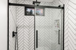 Shower, hair dryer, towels, soap - Bison Meadow Lodge #4 (Gardiner)