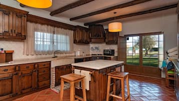 Een koelkast, een magnetron, een oven, een vaatwasser