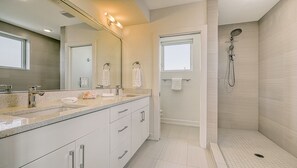 Ensemble douche/baignoire, sèche-cheveux, serviettes fournies, shampoing