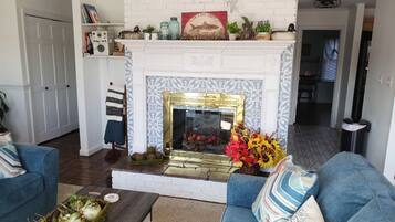 Een smart-tv, een open haard en boeken