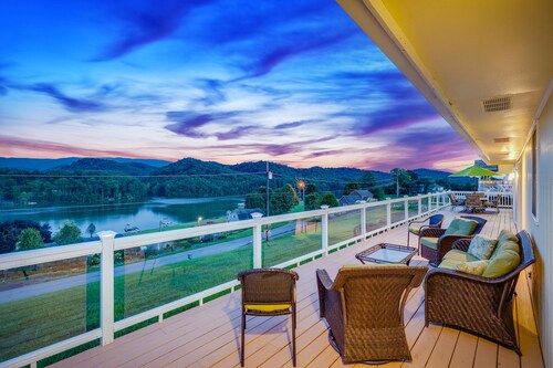 Newly renovated vacation Villa with private pool.