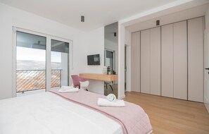 5 عدّة غرف نوم وخزنة داخل الغرفة وسرير سفر وواي فاي مجانًا