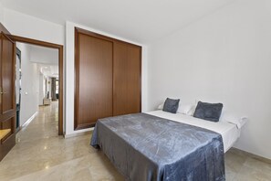 4 bedrooms, iron/ironing board, free WiFi, bed sheets