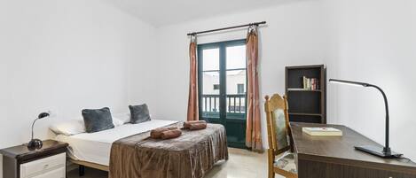 4 bedrooms, iron/ironing board, free WiFi, bed sheets