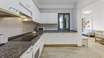 KĂŒhlschrank, Mikrowelle, Ofen, Wasserkocher mit Kaffee-/Teezubehör