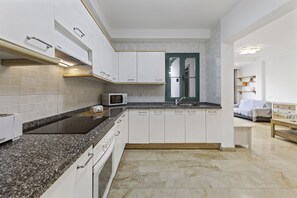 Frigorífico, microondas, horno y cafetera o tetera