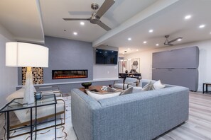 Smart TV, chimenea y libros